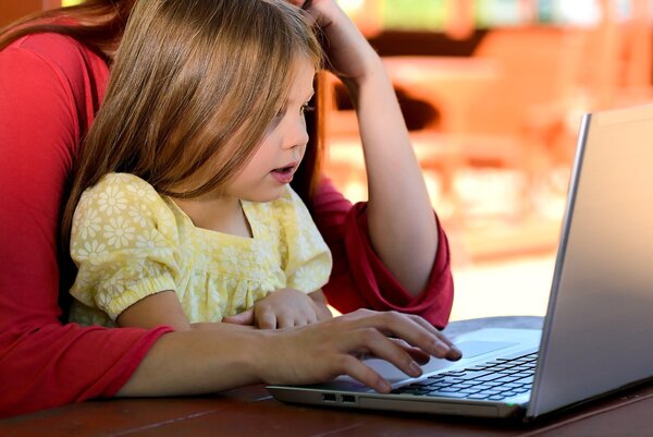 Kind und Laptop