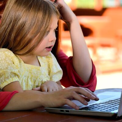 Kind und Laptop